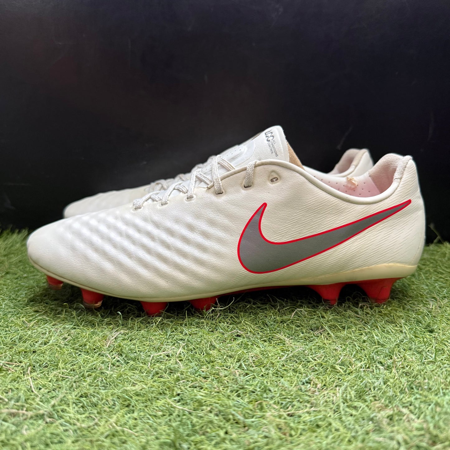 26.0 Used Goods中古スパイクMagista Opus 2 FG