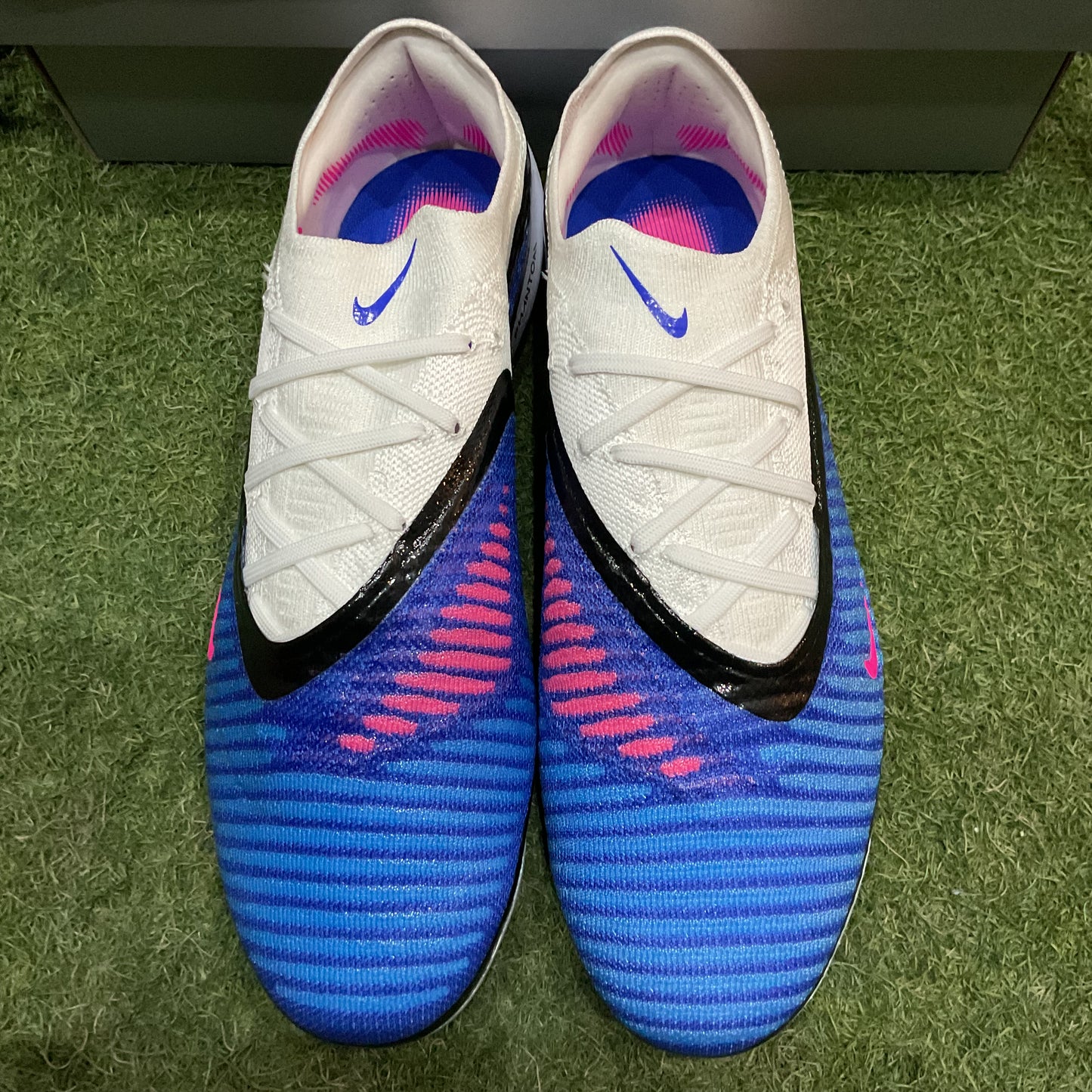 ファントム 6 LOW ELITE AG-PRO HQ2335 446