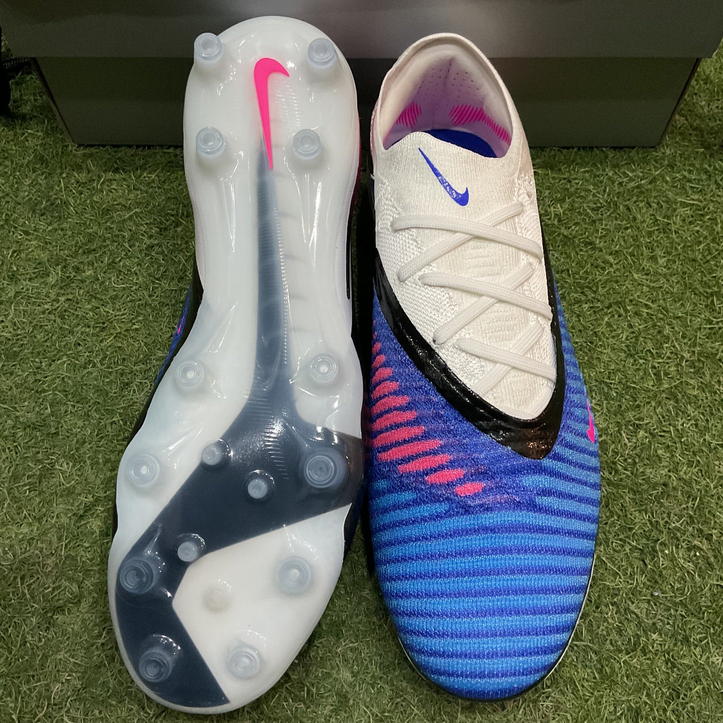 ファントム 6 LOW ELITE AG-PRO HQ2335 446