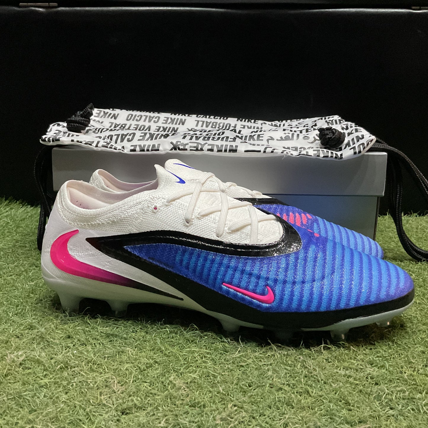 ファントム 6 LOW ELITE AG-PRO HQ2335 446