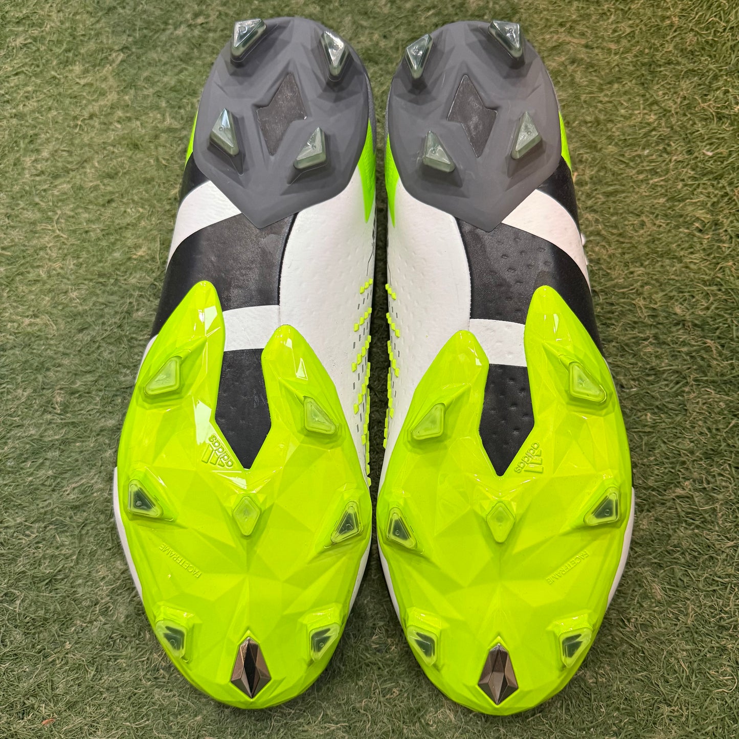 【箱無し】Predator Accuracy+ FG 30.5cm GZ2604