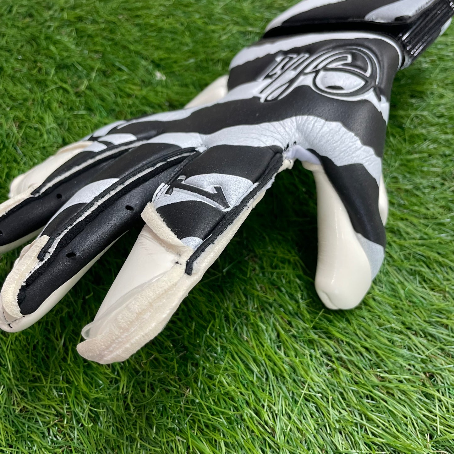 Black×White ゼブラ柄 パーム白 指の側面黒 S/1 エススラッシュワン