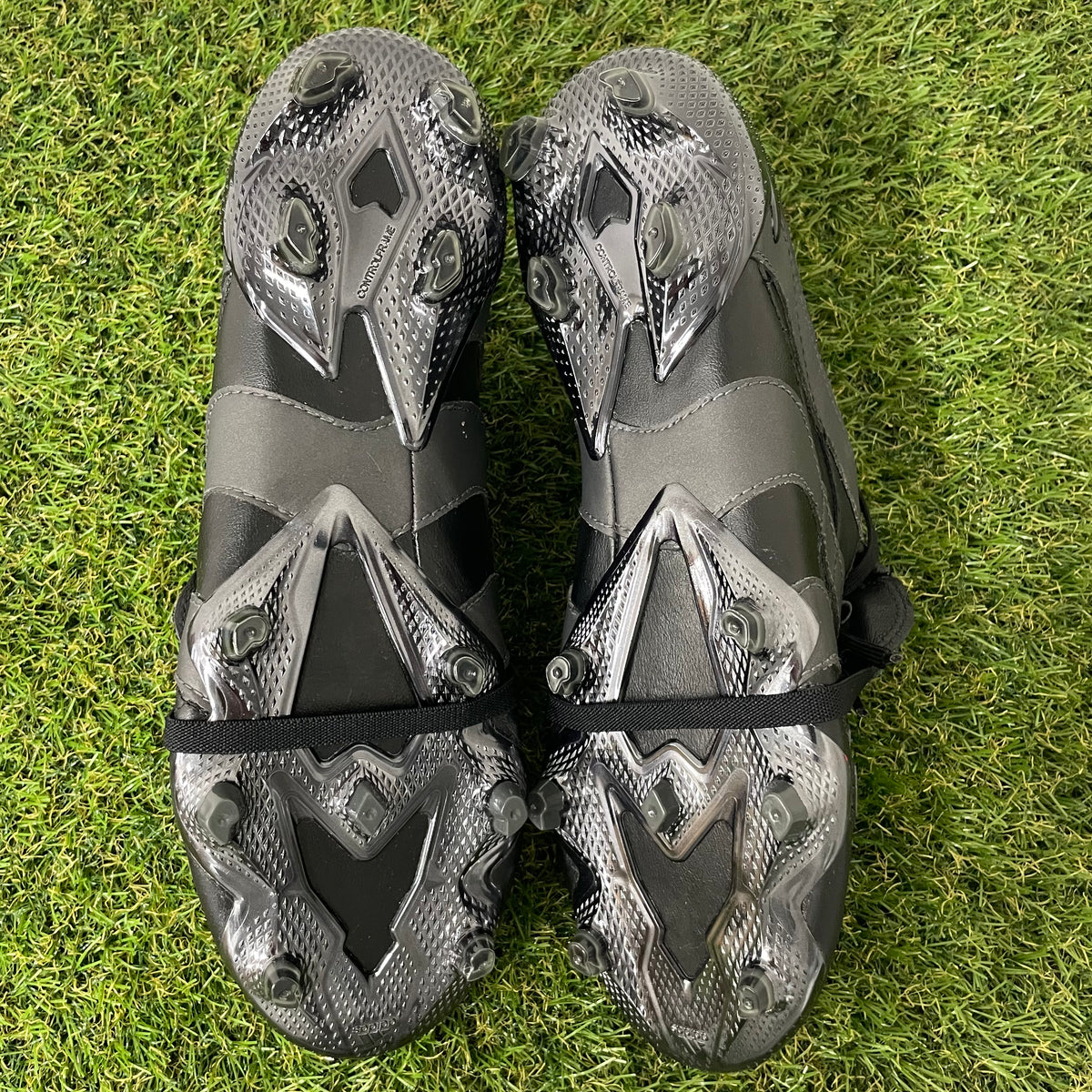 【箱無し】Predator Accelerator FG 29.5 cm FZ5428