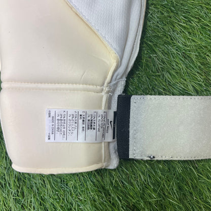 NIKE キーパーグローブ　PGS109 104 南雄太