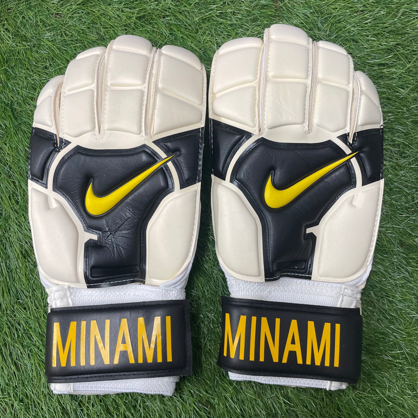 NIKE キーパーグローブ　PGS109 104 南雄太