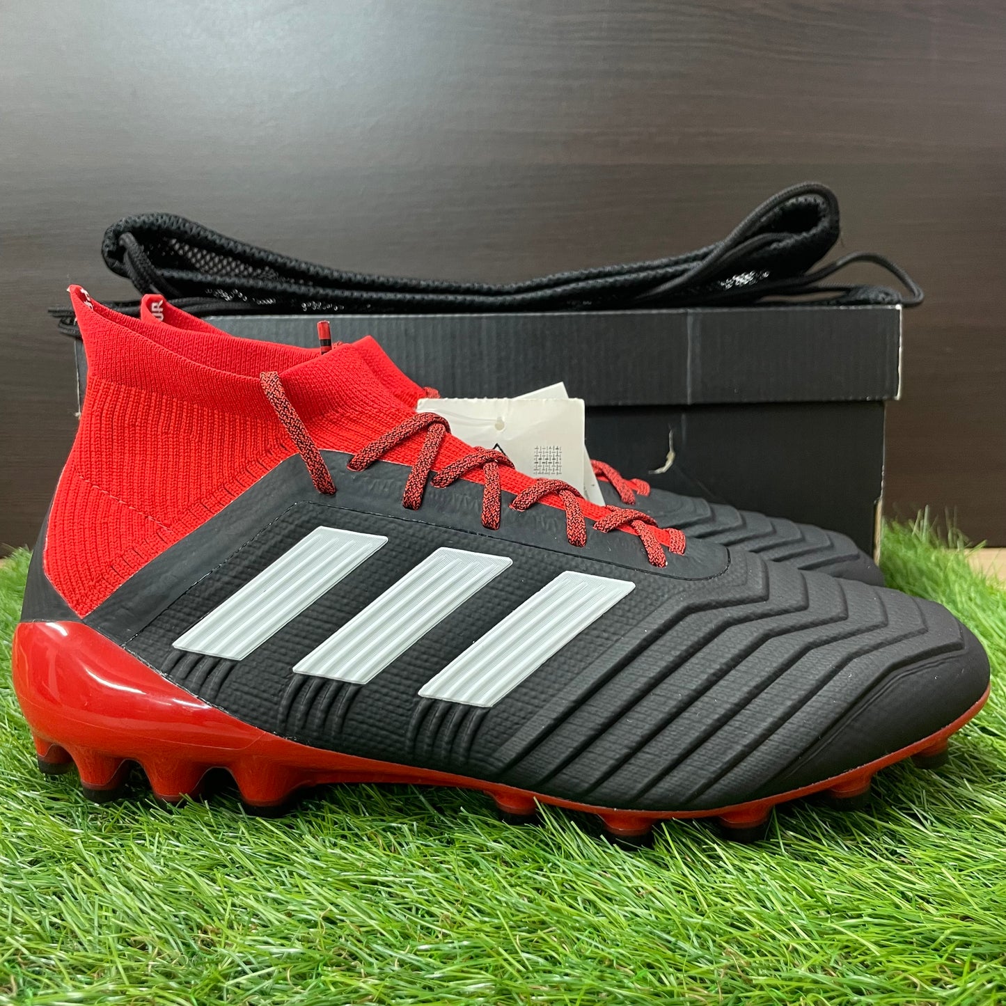 プレデター 18.1 AG BB7746 箱潰れ