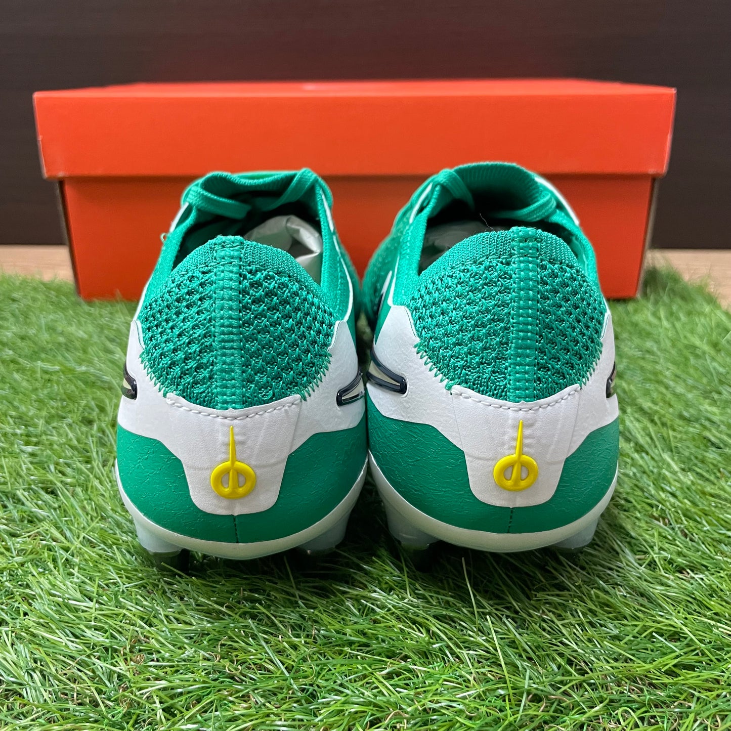 Tiempo LEGEND 10 ELITE SG-PRO LV8 P HV3771 300