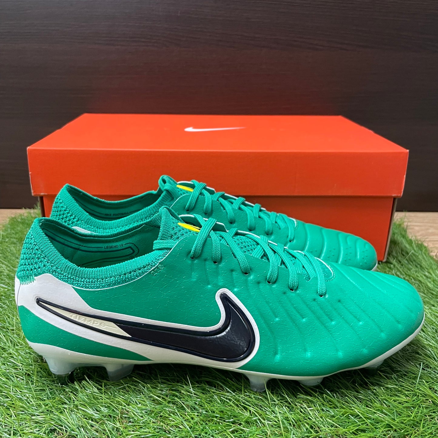 Tiempo LEGEND 10 ELITE SG-PRO LV8 P HV3771 300
