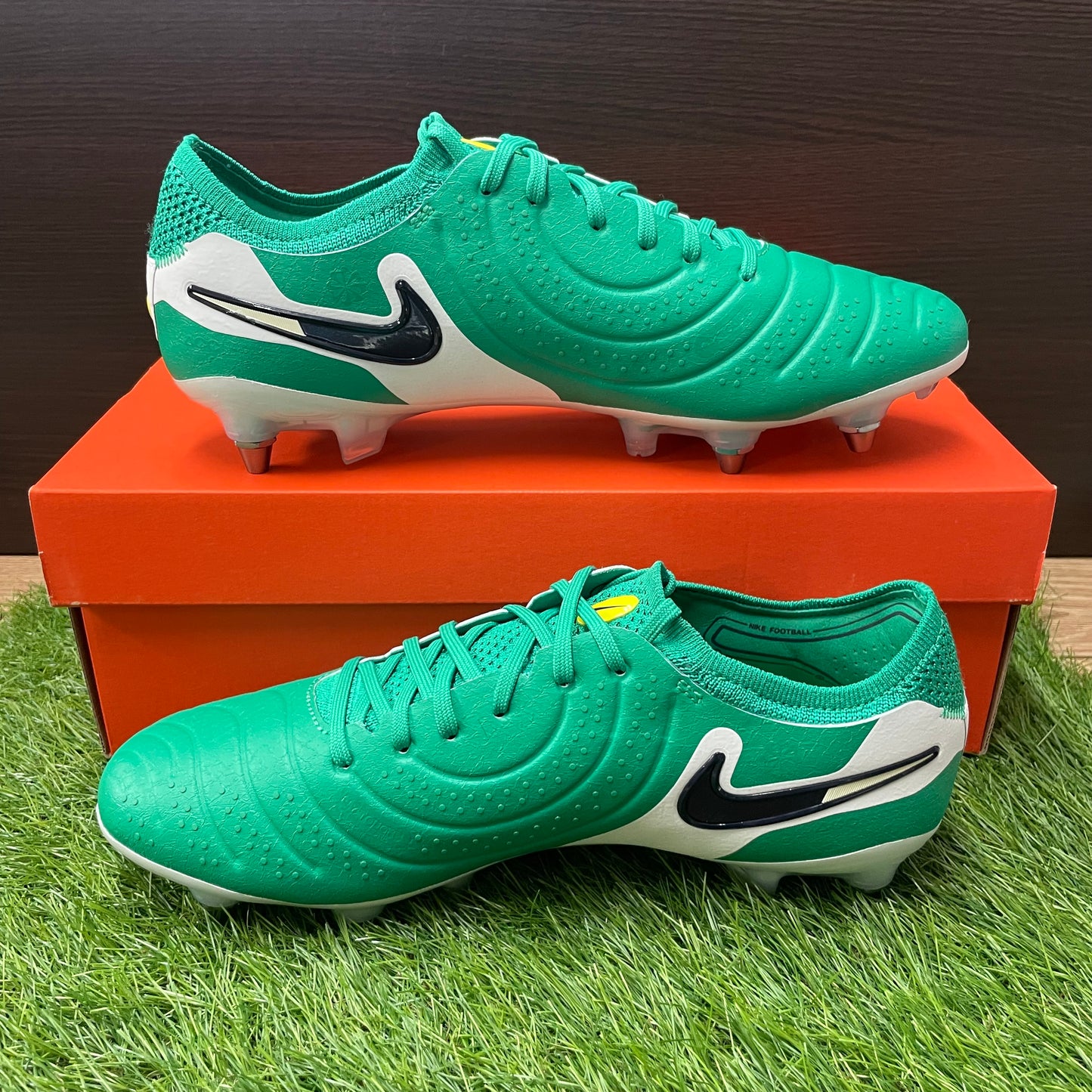 Tiempo LEGEND 10 ELITE SG-PRO LV8 P HV3771 300