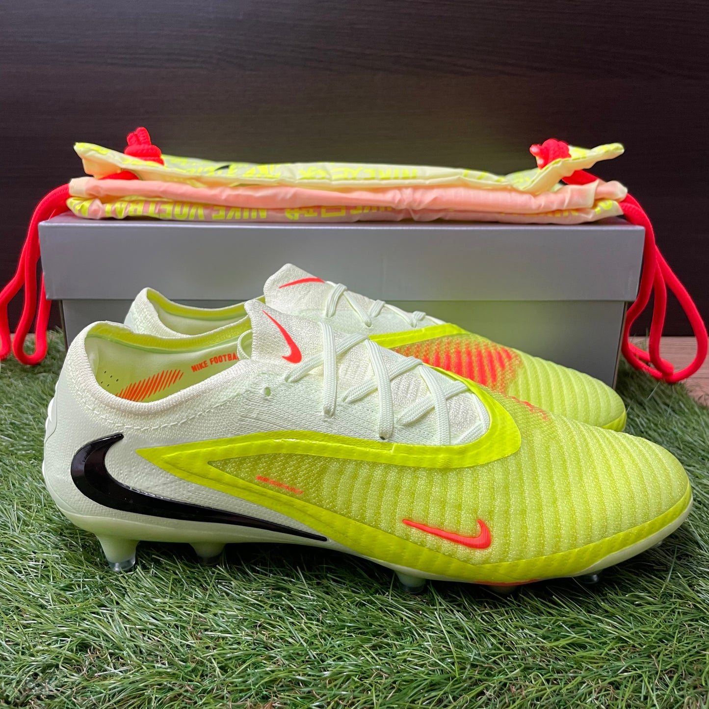 ファントム 6 LOW ELITE AG-PRO HQ2335 800