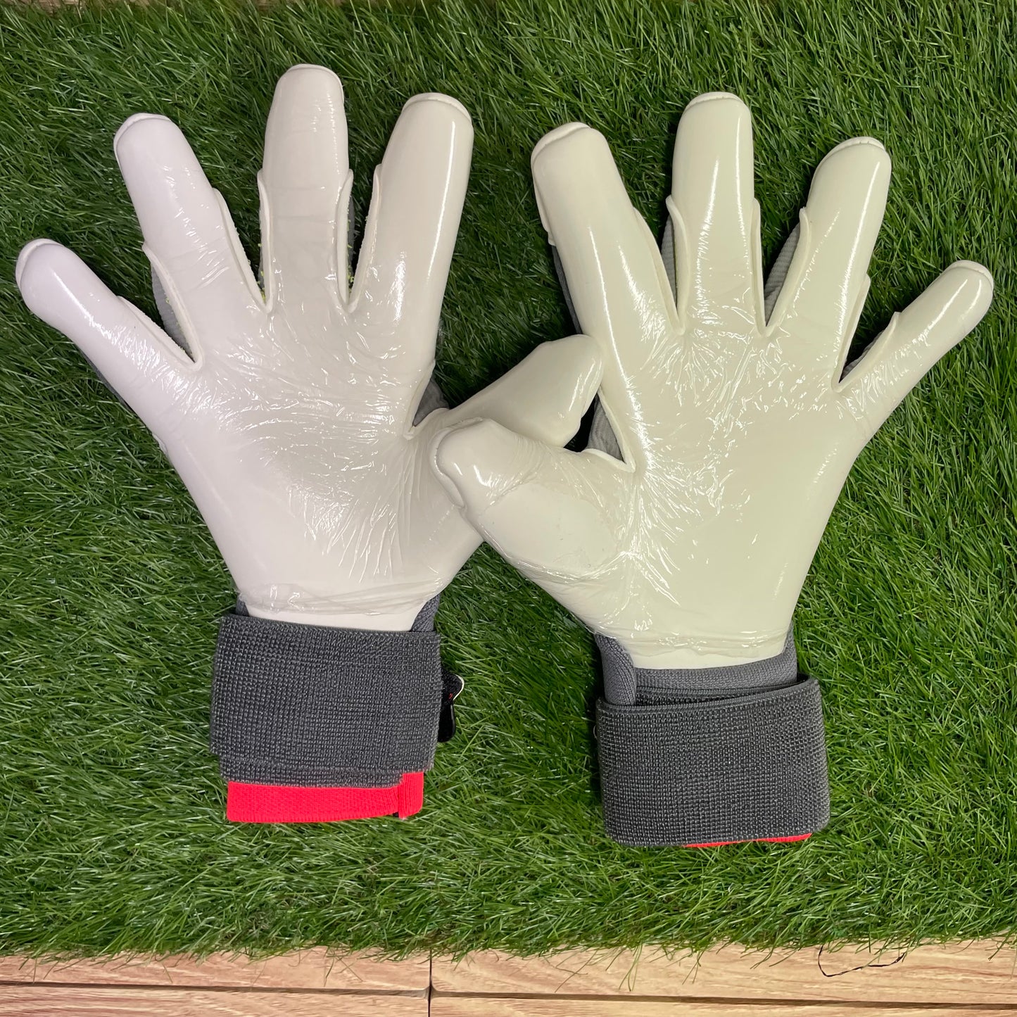 PREDATOR GOALKEEPER GLOVES PRO HYBRID STRAP KC6351