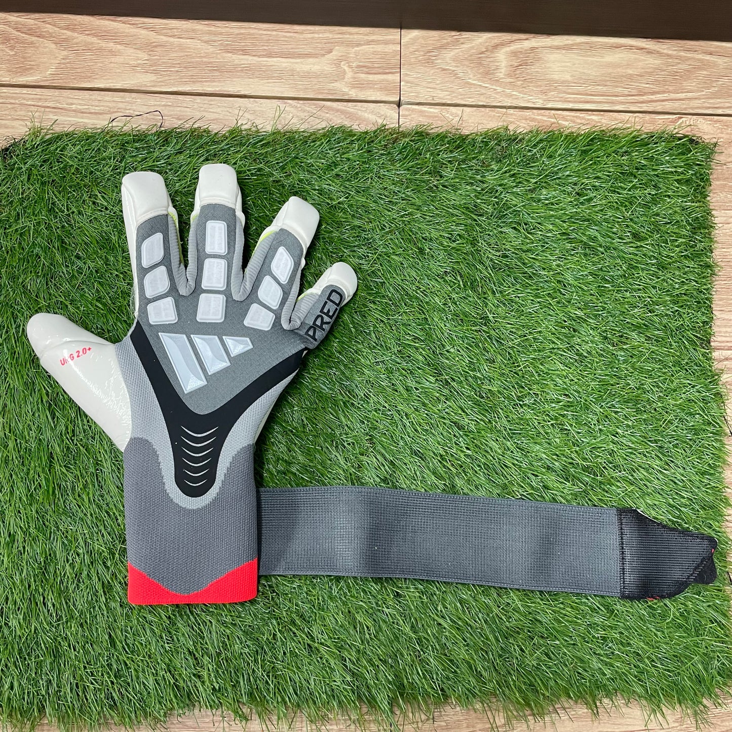 PREDATOR GOALKEEPER GLOVES PRO HYBRID STRAP KC6351