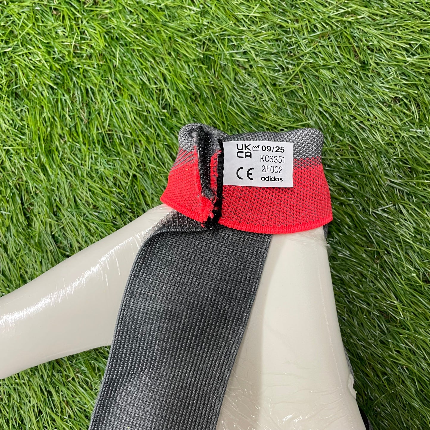 PREDATOR GOALKEEPER GLOVES PRO HYBRID STRAP KC6351